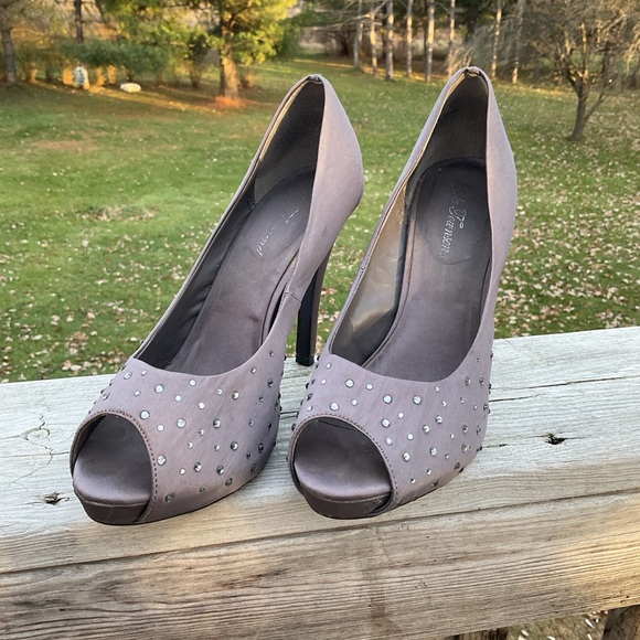Lulu Townsend Studded Peep-Toe Heels – Taupe/Gray – EUC Size 9 - Picture 2 of 9